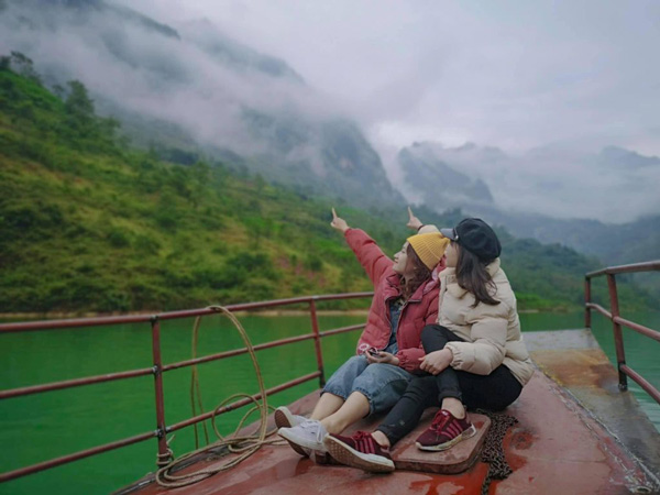 Phối đồ thế nào để chụp ảnh đẹp? Trang phục đi Hà Giang tháng 11: Mặc ấm, dễ đi
